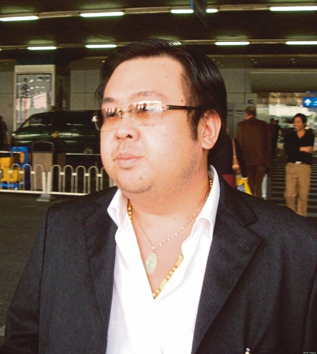 
Ông Kim Jong-nam đeo 2 chiếc dây chuyền tại sân bay Bắc Kinh vào năm 2004 (Ảnh: Huffington Post)
