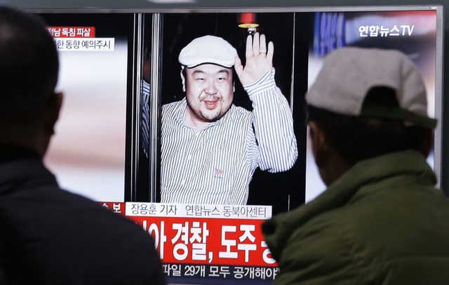 Người dân Hàn Quốc theo dõi tin tức về ông Kim Jong-nam trên truyền hình (Ảnh: Star)