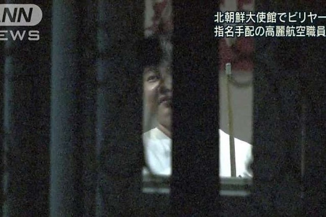 Nghi phạm vụ Kim Jong-nam chơi bi-a trong đại sứ quán Triều Tiên ở Malaysia? - 1 Ảnh chụp màn hình người được cho là Kim Uk-il, nghi phạm trong vụ án Kim Jong-nam, chơi bi-a trong đại sứ quán Triều Tiên tại Malaysia (Ảnh: Asahi TV)