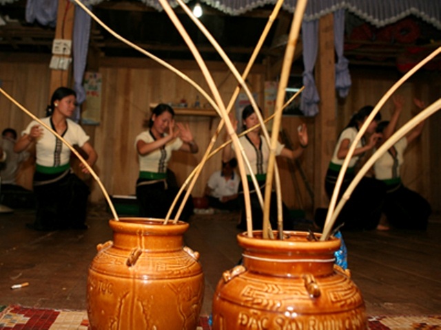 Say lòng với Pù Luông: Góc ẩn mình của thiên nhiên xứ Thanh - 5 Rượu cần là thức uống đưa đẩy giúp các món ăn trở nên ngon hơn.