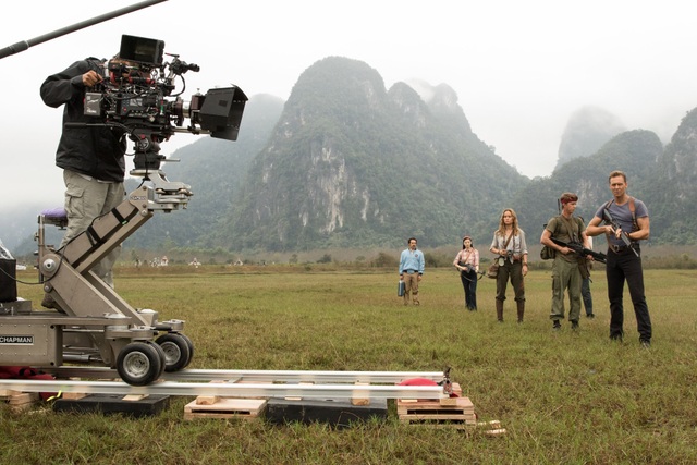 “Kong” vẫn hút khán giả bất kể “Người đẹp và quái vật” ra rạp - 1 Hình ảnh đoàn làm phim “Kong: Skull Island” ở Việt Nam
