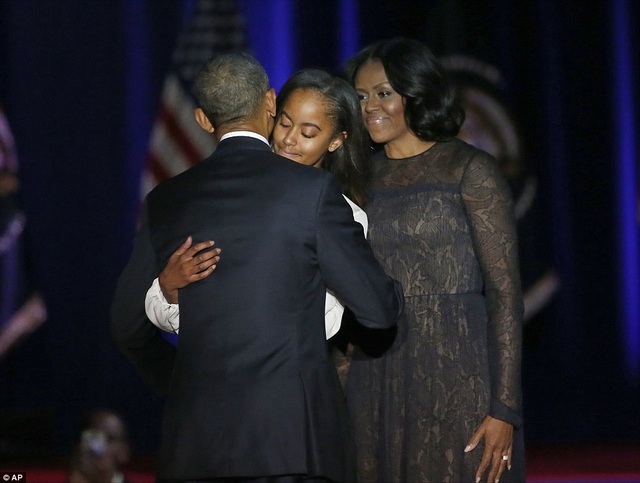 Vì sao tiểu thư út nhà Obama vắng mặt trong lễ chia tay của cha? - 2
Tổng thống Obama đã ngợi khen các con trong bài phát biểu. (Ảnh: AP)
