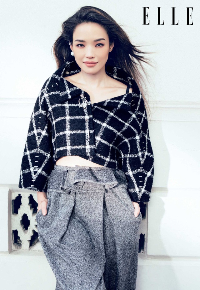 Thư Kỳ khoe eo thon với áo crop top - 10
Thư Kỳ từng xuất thân là một diễn viên cấp ba trước khi trở thành ngôi sao hạng A của làng giải trí châu Á. Cô sinh trưởng trong một gia đình nghèo, phức tạp. Chính vì vậy, ngay từ khi 16 tuổi cô đã bước chân vào làng giải trí với tư cách một người mẫu ảnh khỏa thân và diễn viên phim cấp ba. Thư Kỳ luôn dặn mình phải phấn đấu trở thành ngôi sao và kiếm thật nhiều tiền.