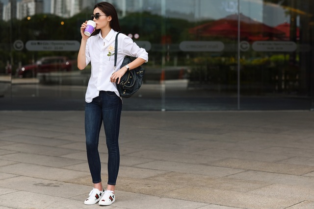 Hoa hậu Kỳ Duyên đã "bỏ quên" phong cách thời trang “thảm họa”, sến súa - 11 Không chỉ kết hợp với giầy cao gót, cô còn đổi phong cách với giầy thể thao năng động. Sở hữu chiều cao 1m76 cùng đôi chân thon dài, Kỳ Duyên thường xuyên diện quần jeans để khoe khéo “báu vật” của mình. Cô sử dụng mắt kính, giầy và túi xách nổi tiếng.