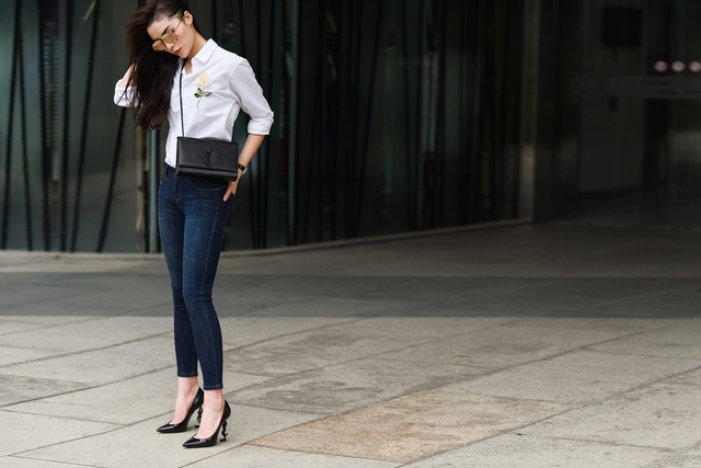 
Chỉ với quần jeans mix cùng áo sơ mi, Hoa hậu 21 tuổi vẫn tỏa sáng một cách tự nhiên
