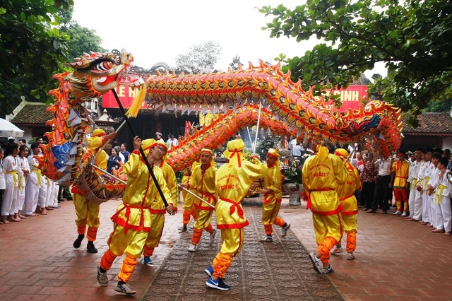 Lễ tưởng niệm 717 năm ngày mất Hưng Đạo Đại vương Trần Quốc Tuấn - 2 Trong lễ hội người dân và du khách thập phương còn được xem biểu diễn múa lân, múa rồng, múa rối nước truyền thống ở các vùng quê Nam Định