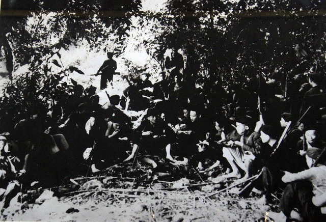 Những kỷ vật vô giá của Đội Việt Nam tuyên truyền giải phóng quân - 1
Ngày 22/12/1944, Đội Việt Nam tuyên truyền Giải phóng quân được thành lập tại khu rừng ở Cao Bằng. Trong số 34 cán bộ, chiến sĩ của đội, có 29 người dân tộc thiểu số. Đây là đơn vị chủ lực đầu tiên của lực lượng vũ trang cách mạng, sau này được công nhận là tiền thân của Quân đội nhân dân Việt Nam. Trong ảnh là bữa cơm đạm bạc của Đội Việt Nam tuyên truyền giải phóng quân ngay sau khi thành lập.