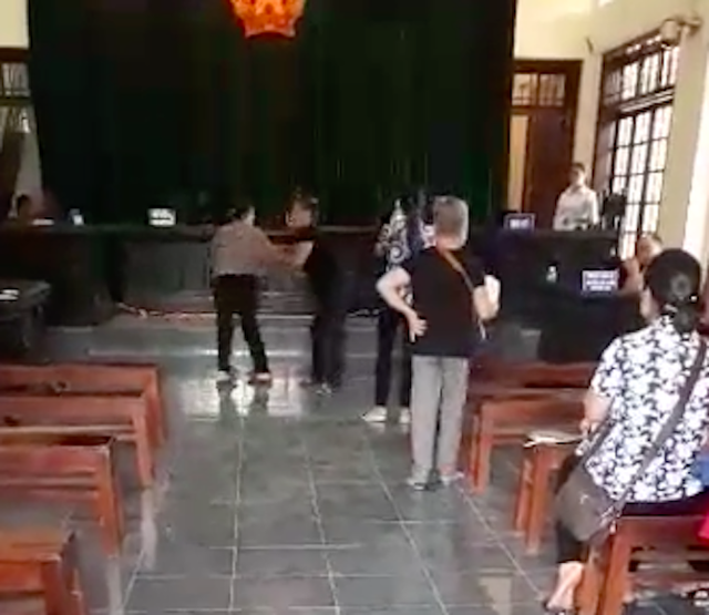 Cả 3 vụ kiện Chủ tịch tỉnh Lào Cai bất ngờ bị tạm đình chỉ, người dân phản ứng gay gắt - 5
Quyết định tạm đình chỉ phiên toà bất ngờ đã khiến nhiều dự toà bất bình, phản ứng gay gắt.