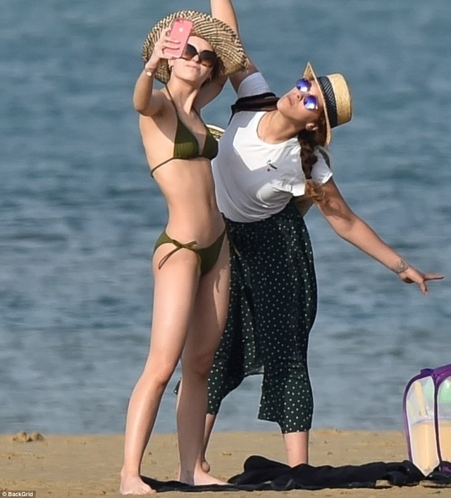 Con gái Johnny Depp diện bikini quyến rũ - 4
Người đẹp đang quảng cáo cho Chanel gần đây đắt show sự kiện, đóng phim nhờ sinh ra và lớn lên trong gia đình có bố mẹ nổi tiếng