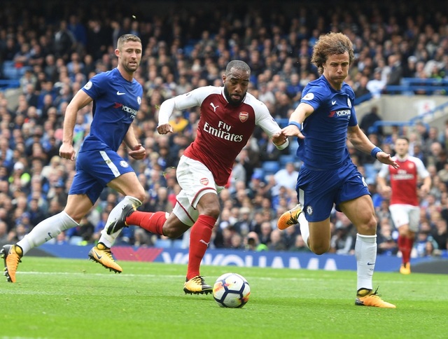 Chelsea 0-0 Arsenal: Chia điểm nhạt nhòa - 4
Lacazette (giữa) thi đấu rất tệ ở trận đấu này, ngoài việc bỏ lỡ cơ hội ghi bàn, anh còn thường xuyên chuyền sai