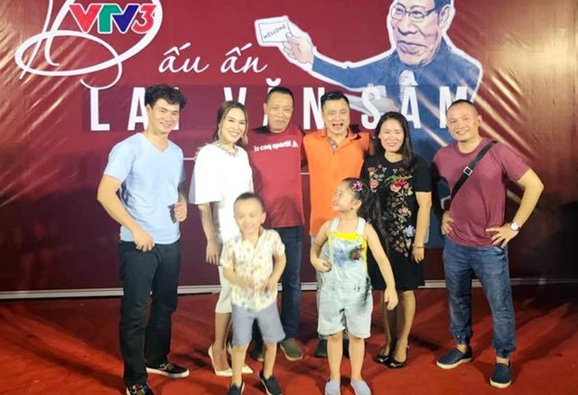 Ca sĩ Mỹ Tâm hát song ca với MC Lại Văn Sâm trong tiệc chia tay - 2 Nhiều đồng nghiệp và nghệ sĩ đến dự tiệc chia tay MC Lại Văn Sâm.