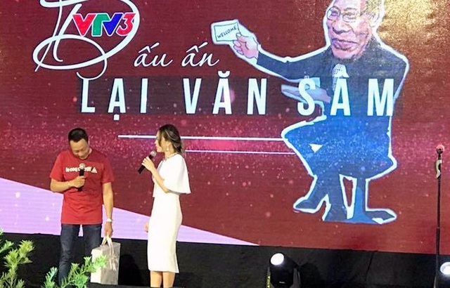 Ca sĩ Mỹ Tâm hát song ca với MC Lại Văn Sâm trong tiệc chia tay - 3 MC Lại Văn Sâm và Mỹ Tâm đã nhắc lại những kỷ niệm ngày xưa, đồng thời song ca với nhau ca khúc Trái tim không ngủ yên.