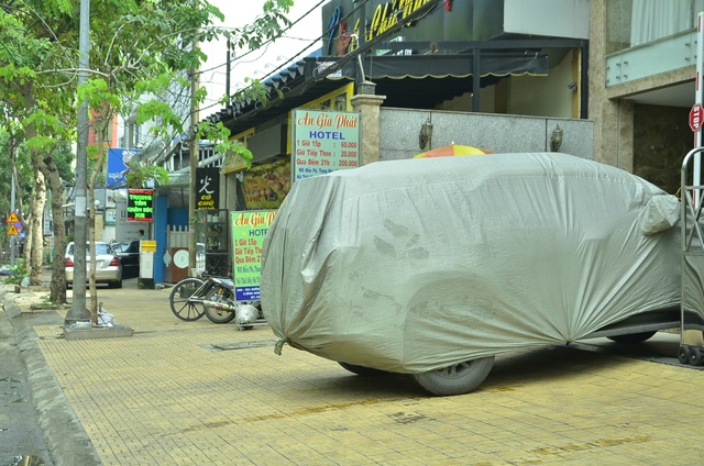 Tài xế ở Sài Gòn tung chiêu đối phó với “phạt nguội” - 8
Một số xe trùm bạt kín cho chắc ăn