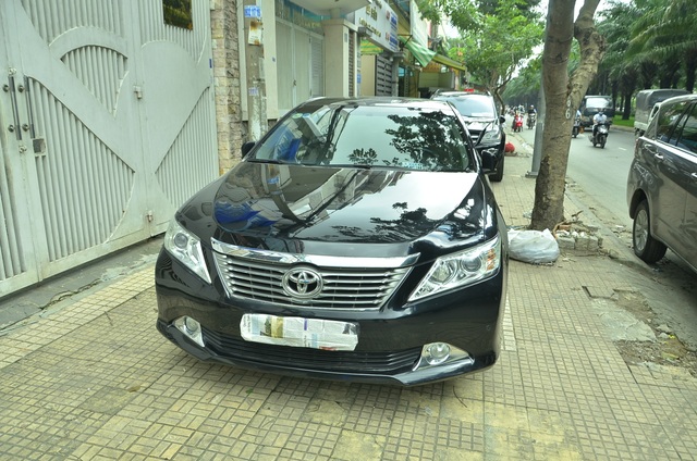 Tài xế ở Sài Gòn tung chiêu đối phó với “phạt nguội” - 3 Các tài xế che kín biển số xe để tránh bị ghi hình, phạt nguội