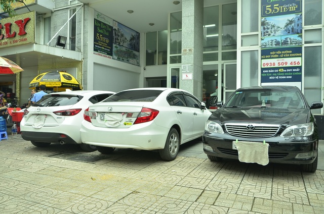 Tài xế ở Sài Gòn tung chiêu đối phó với “phạt nguội” - 6
Hàng loạt xe có một đặc điểm chung đó là che kín biển số