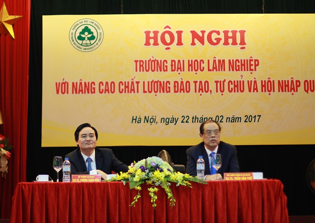 Trường đại học phải mạnh dạn tự chủ mới nhanh chóng thoát khỏi khó khăn - 1
Bộ trưởng Phùng Xuân Nhạ dự hội nghị tại trường ĐH Lâm Nghiệp Việt Nam