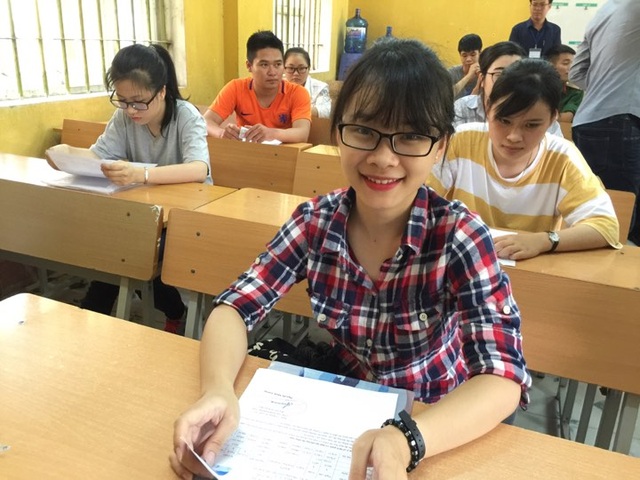 Chùm ảnh: Thí sinh cả nước làm thủ tục dự thi THPT quốc gia 2017 - 6 Thí sinh ở điểm trường THPT Việt Trì (tỉnh Phú Thọ) trong phòng làm thủ tục dự thi. (Ảnh: Lệ Thu)