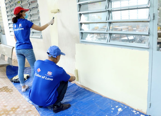 Sơn TOA Việt Nam tiếp tục lan toả “Sắc màu tình thương” - 2 Phủ màu áo mới cho trường