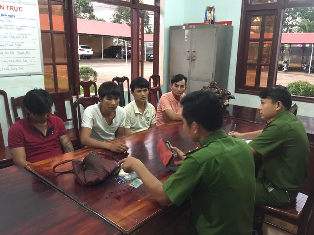 Bắt giữ 6 con nghiện gây ra 21 vụ cướp giật tài sản - 1
Nhóm đối tượng trộm cắp tại cơ quan công an