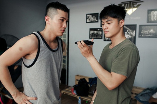 Giữa scandal tình cảm, Lâm Vinh Hải vẫn cùng đồng đội "đốt nóng" The Remix - 1
Biên đạo Lâm Vinh Hải (phải) và Mai Tiến Dũng (trái) trao đổi trong quá trình tập luyện cho The Remix.