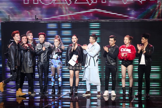 Giữa scandal tình cảm, Lâm Vinh Hải vẫn cùng đồng đội "đốt nóng" The Remix - 5
MC Quỳnh Chi hào hứng cho rằng Mai Tiến Dũng xuống Trái đất để gây thương nhớ cho các cô gái.
