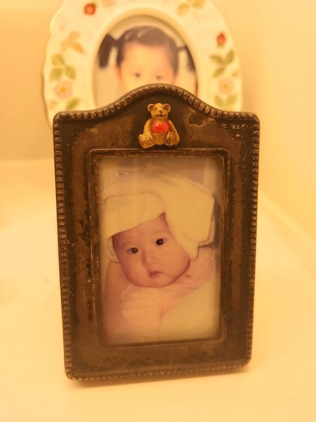 Con gái "rơi" của Thành Long không về thăm mẹ trong ngày Trung thu - 2
Ngô Ỷ Lợi đăng tải hình ảnh Ngô Trác Lâm khi còn bé và bày tỏ nỗi nhớ con gái da diết trên trang cá nhân.