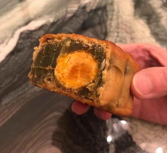 Con gái "rơi" của Thành Long không về thăm mẹ trong ngày Trung thu - 3
Ngô Ỷ Lợi đã đón Trung thu một mình vì con gái bỏ nhà và bỏ học 1 tháng nay.