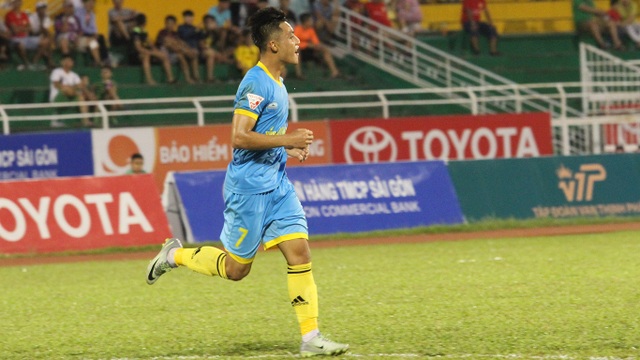 Những tài năng trẻ hứa hẹn tại V-League 2017 - 2 Lâm Ti Phông cùng Khánh Hoà trở thành hiện tượng của V-League năm nay (ảnh: Trọng Vũ)