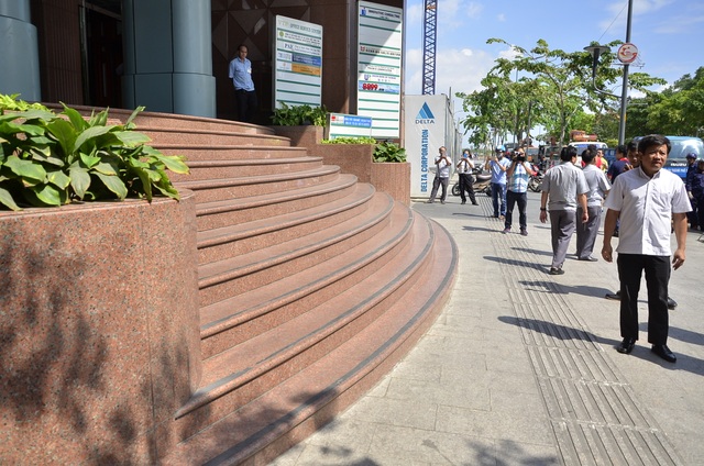 Ông Đoàn Ngọc Hải: “Lấn một tấc vỉa hè cũng đập” - 4 Bậc tam cấp của công ty quản lý nhà TP lấn chiếm vỉa hè đường Nguyễn Huệ