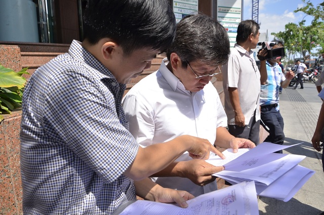 Ông Đoàn Ngọc Hải: “Lấn một tấc vỉa hè cũng đập” - 3 Ông Hải kiểm tra giấy tờ pháp lý bậc tam cấp của toà nhà Công ty quản lý nhà TP trước khi tiến hành đập bỏ