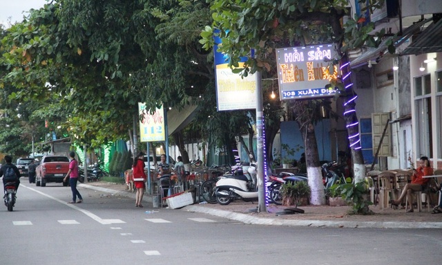 Bình Định: Quán nhậu vẫn hoạt động tưng bừng... trên vỉa hè! - 5 Tình trạng lấn chiếm vỉa hè trên đường Xuân Diệu phổ biến nhiều năm nay