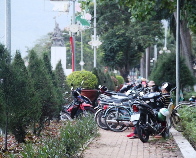 Bình Định: Quán nhậu vẫn hoạt động tưng bừng... trên vỉa hè! - 6 Vỉa hè trên đường Xuân Diệu để cho người đi bộ bị chiếm giữ xe