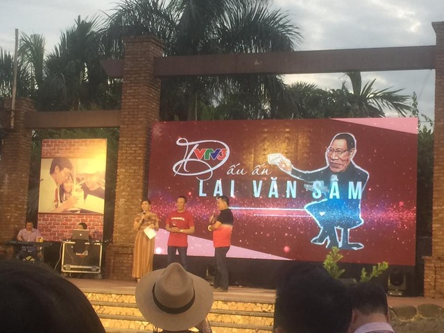 Ca sĩ Mỹ Tâm hát song ca với MC Lại Văn Sâm trong tiệc chia tay - 4 MC Hãy chọn giá đúng và MC Chúng tôi là chiến sĩ đảm nhận dẫn dắt phần giao lưu.