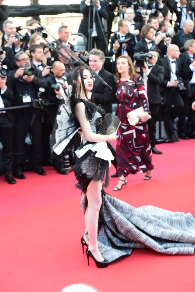Hở bạo, sao hạng B của Trung Quốc cố gây ấn tượng trên thảm đỏ Cannes - 6
Lần đầu sải bước trên thảm đỏ của một trong những sự kiện điện ảnh uy tín nhất thế giới, Lan Yan không thành công trong việc hút ống kính của phóng viên.