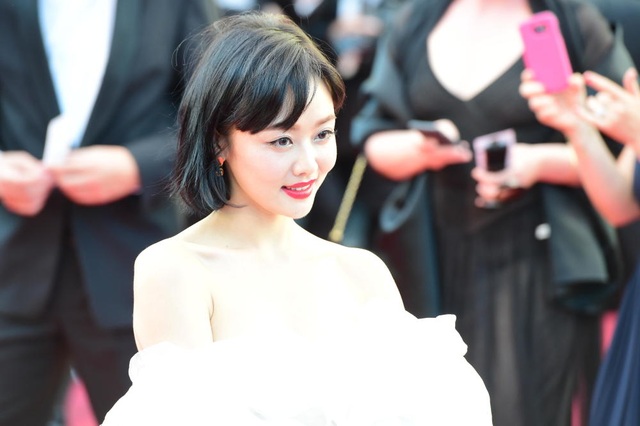 Hở bạo, sao hạng B của Trung Quốc cố gây ấn tượng trên thảm đỏ Cannes - 11 Hở bạo, sao hạng B của Trung Quốc cố gây ấn tượng trên thảm đỏ Cannes - 11