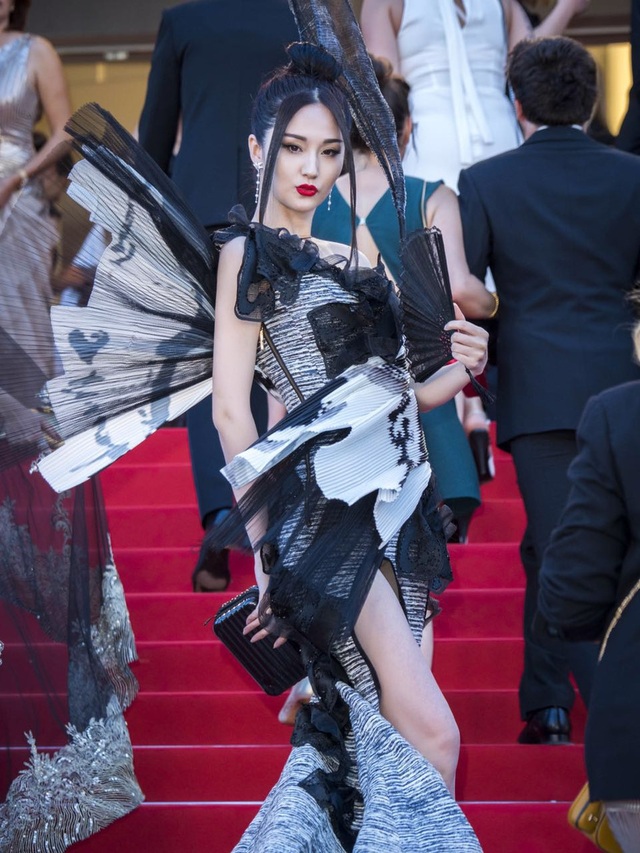 Hở bạo, sao hạng B của Trung Quốc cố gây ấn tượng trên thảm đỏ Cannes - 4
Người đẹp vẫn nỗ lực tạo dáng bất chấp không phóng viên nào hướng về phía cô. Bộ váy của Lan Yan bị cư dân mạng tại Trung Quốc nhận xét là lạc điệu và rẻ tiền.