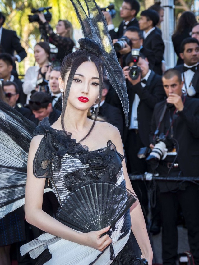 Hở bạo, sao hạng B của Trung Quốc cố gây ấn tượng trên thảm đỏ Cannes - 3 Hở bạo, sao hạng B của Trung Quốc cố gây ấn tượng trên thảm đỏ Cannes - 3