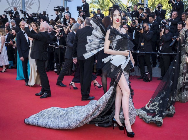 Hở bạo, sao hạng B của Trung Quốc cố gây ấn tượng trên thảm đỏ Cannes - 2
Bộ váy táo bạo cũng không thể giúp Lan Yan thu hút sự quan tâm của truyền thông bởi không ai biết cô là ai.