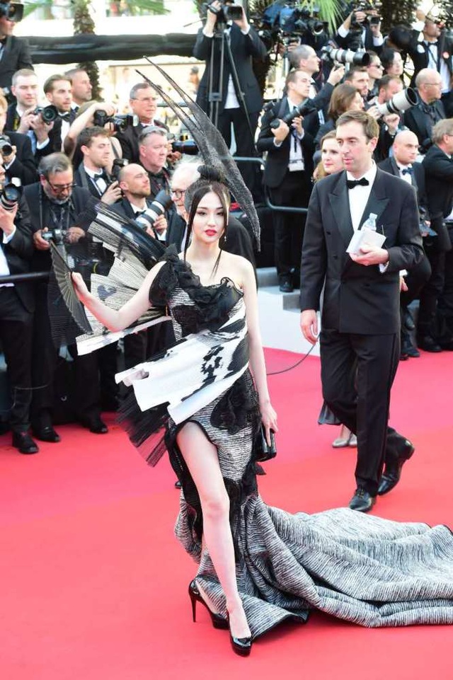 Hở bạo, sao hạng B của Trung Quốc cố gây ấn tượng trên thảm đỏ Cannes - 8
Truyền thông Trung Quốc thậm chí còn thấy ngượng về sự xuất hiện của những nhân vật hạng B như Lan Yan...