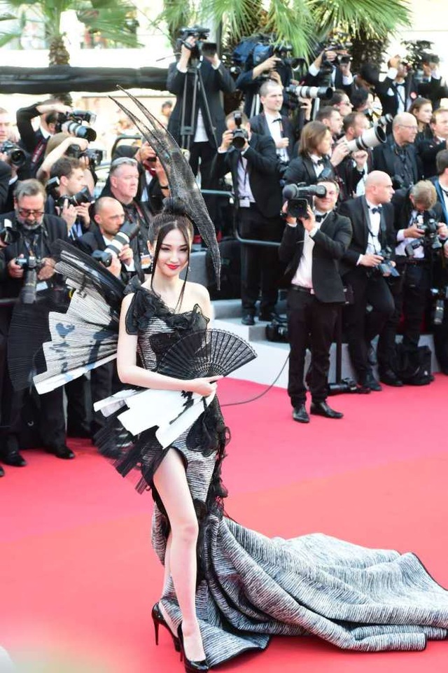 Hở bạo, sao hạng B của Trung Quốc cố gây ấn tượng trên thảm đỏ Cannes - 1
Lan Yan, một diễn viên và người mẫu hạng B của Trung Quốc, cũng có mặt trong lễ khai mạc LHP quốc tế Cannes năm 2017. Cô diện một chiếc váy cắt xẻ gợi cảm khoe chân, vòng một.