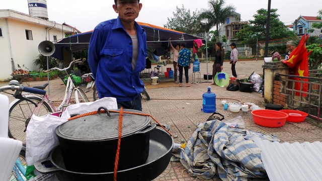 Thôn Hoành bình yên trở lại sau gần 10 ngày “dậy sóng” - 7
Xoong nồi vốn được dùng để nấu cơm cho các cán bộ chiến sĩ bị giữ.