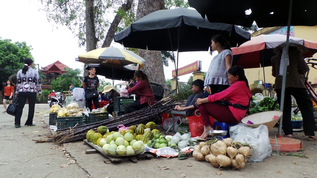 Thôn Hoành bình yên trở lại sau gần 10 ngày “dậy sóng” - 9
Nhiều ngày qua, nhịp sống thôn Hoành bị đảo lộn; người dân lo canh làng thay vì buôn bán, chạy chợ. Nay nhịp sống đã hối hả trở lại.