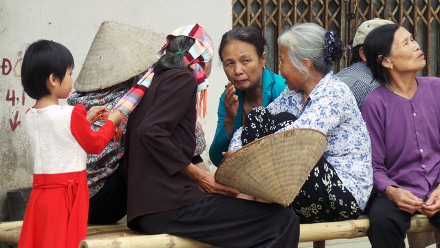Thôn Hoành bình yên trở lại sau gần 10 ngày “dậy sóng” - 15
Những câu chuyện không còn bức xúc, căng thẳng...