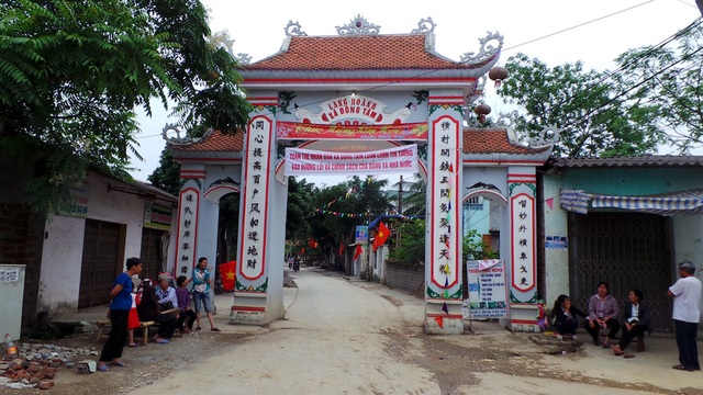 Thôn Hoành bình yên trở lại sau gần 10 ngày “dậy sóng” - 1
Cổng làng Hoành không còn bị chắn giữ bởi đống đá to uỳnh với những người dân luôn bịt mặt đứng cảnh giới xung quanh.
