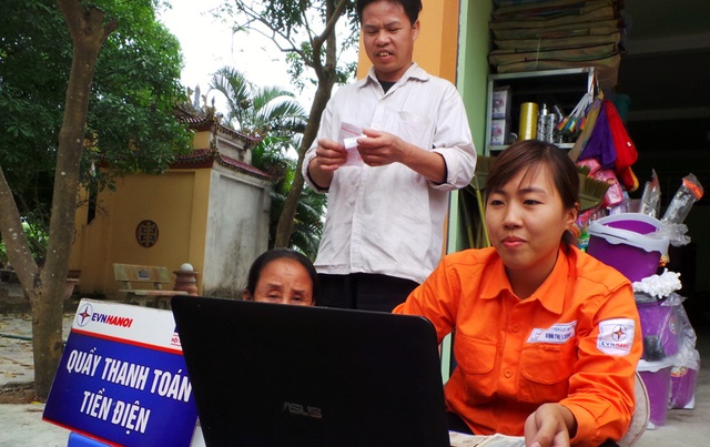 Thôn Hoành bình yên trở lại sau gần 10 ngày “dậy sóng” - 13 Nhân viên điện lực trở lại công việc bị gián đoạn trước đó.