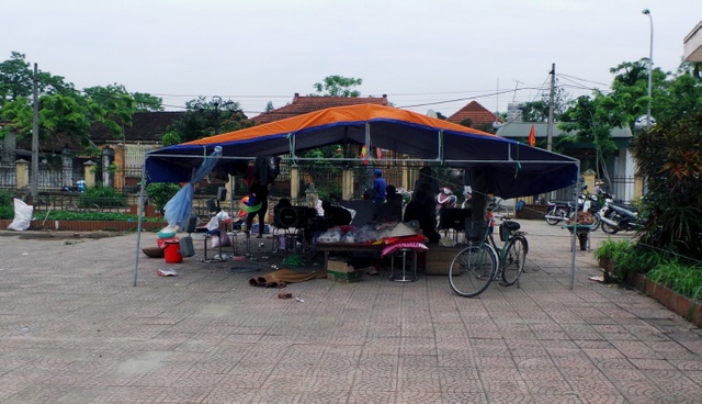 Thôn Hoành bình yên trở lại sau gần 10 ngày “dậy sóng” - 5
Lều dã chiến được dựng trong sân Nhà văn hóa thôn Hoành cũng được dỡ bỏ.