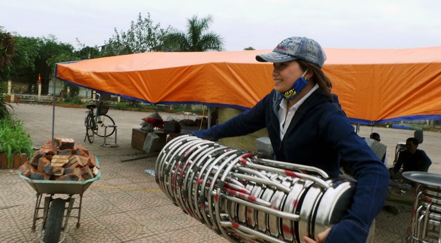 Thôn Hoành bình yên trở lại sau gần 10 ngày “dậy sóng” - 6
Sơ tán bàn ghế, đồ đạc phục vụ những người dân trông giữ các cán bộ, chiến sĩ tại Nhà văn hóa.
