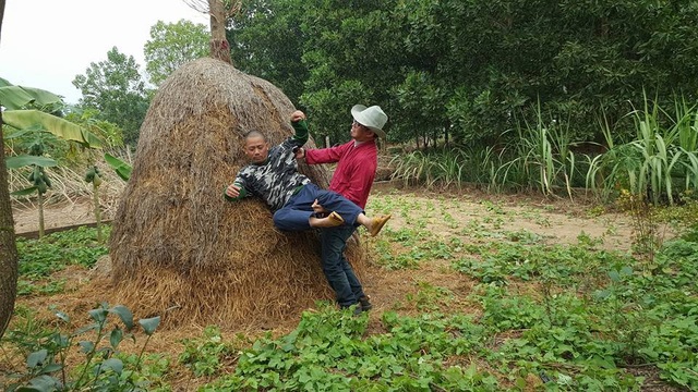 Có gì “lạ miệng” trong các phim hài tết Việt 2018 quay ở Mỹ, Ấn Độ? - 2 Cảnh trong phim hài tết Làng ế vợ.