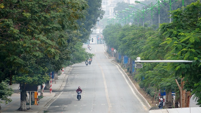 Đường phố Hà Nội thênh thang ngày mùng 1 Tết - 3 Phố Láng Hạ cũng chỉ lác đác các phương tiện lưu thông