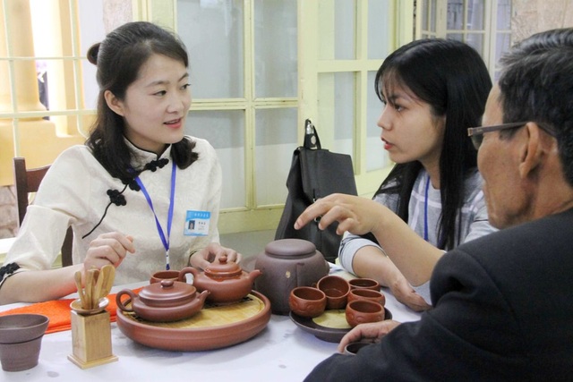 Làng nghề khắp 3 miền “tụ hội” tại Huế dự Festival - 12 Nghệ nhận đến từ đoàn TP Nghi Hưng (Trung Quốc) giới thiệu nhiệt tình cho du khách